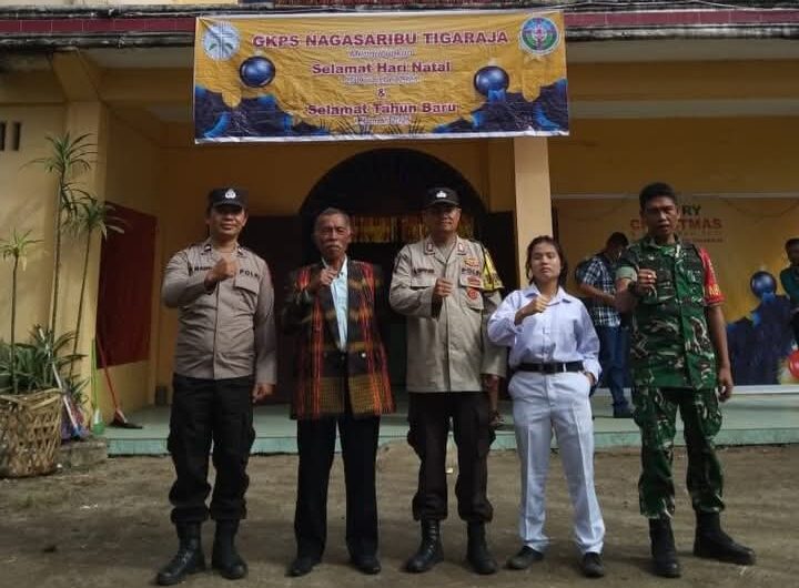 Polsek Saribu dolok saat Pengamanan di Perayaan Natal Pematang Silimakuta. Foto: Dok. Humas Polres Simalungun.