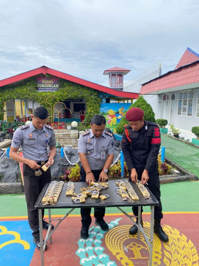 Ka.KPR Rutan Sidikalang , Petrus Ab Munthe (tengah) saat melakukan pengecekan gembok baru, untuk sel kamar Hunian WBP. Foto: Dok. Rutan Sidikalang.