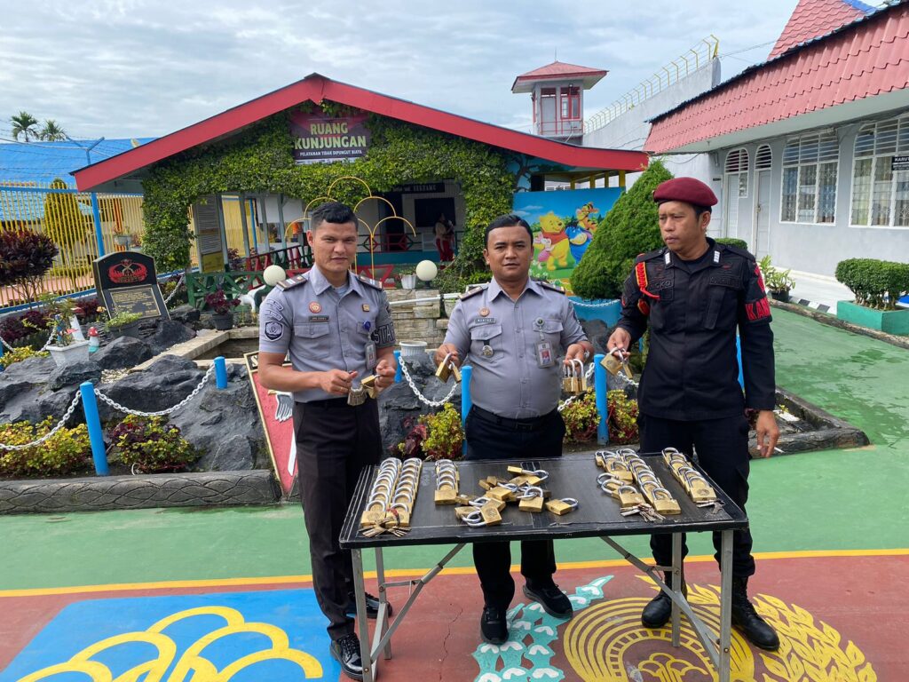 Ka.KPR Rutan Sidikalang , Petrus Ab Munthe (tengah) saat melakukan pengecekan gembok baru, untuk sel kamar Hunian WBP. Foto: Dok. Rutan Sidikalang.