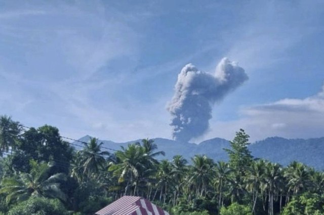 Gunung Dukono di Kabupaten Halmahera Utara, pada Minggu (01/12) pagi sekitar pukul 08.27 Wit kembali erupsi dengan mengeluarkan abu setinggi 1.200 meter di atas puncak gunung, Minggu (1/12/2024). Foto: Abdul Fatah/ANTARA