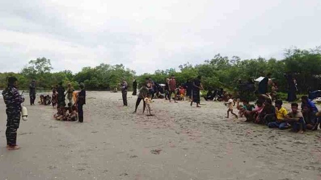 Imigran etnis Rohingya terdampar di Kuala Ujung Perling, Desa Paya Peulawi, Kecamatan Bireuem Bayeun, Kabupaten Aceh Timur, Sabtu (30/11/2024). Foto: ANTARA/HO-Dok Warga