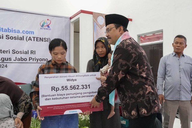 Mensos Saifullah Yusuf (Gus Ipul) menyerahkan bantuan donasi dari Kitabisa kepada delapan penerima manfaat dan bantuan Asistensi Rehabilitasi Sosial (ATENSI) di Sentra Handayani Jakarta, Selasa (12/11/2024). Foto: Dok. Kemensos