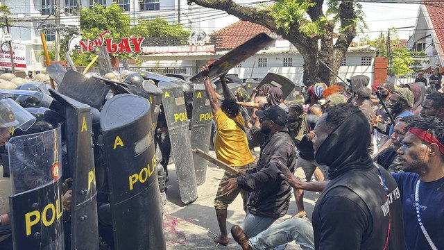 Mahasiswa asal Papua menggelar demo hingga terjadi bentrok dan melukai dua anggota kepolisian di Kota Makassar, Sulawesi Selatan, Senin (2/12/2024). Foto: Dok. Istimewa