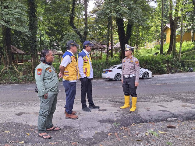 Usai ditutup 5 hari imbas longsor, Jalur Medan-Karo mulai dibuka pagi ini, Senin (2/12/2024). Foto: Dok. Polda Sumut