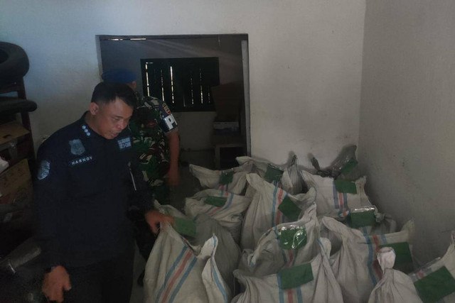 Puluhan karung sisik trenggiling yang hendak dijual secara ilegal diamankan KLHK. Foto: Dok. Istimewa.