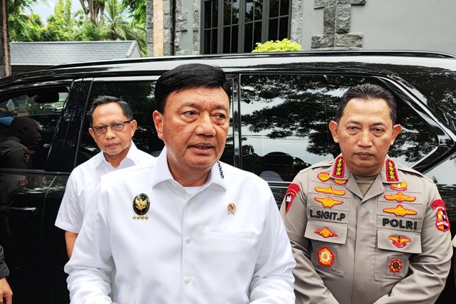 Menko Polkam Budi Gunawan bersama Mendagri Tito Karnavian dan Kapolri Jenderal Pol Listyo Sigit Prabowo usai mengikuti rapat monitoring pelaksanaan Pilkada serentak di Subden Denma Mabes TNI, Jakarta Pusat, Rabu (27/11/2024). Foto: Jonathan Devin/kumparan