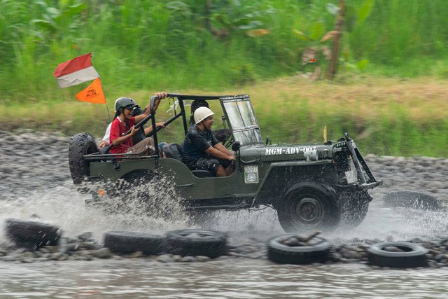 Wisatawan menggunakan jasa Jeep Lava Tour Merapi di kawasan Kalikuning, Cangkringan, Sleman, D.I Yogyakarta, Jumat (10/5/2024). Foto: Andreas Fitri Atmoko/Antara Foto