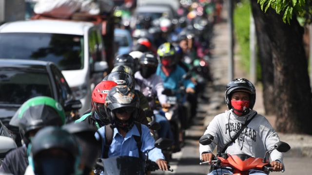 Sejumlah kendaraan terjebak kemacetan di Jalan Raya Pasar Minggu, Jakarta, Rabu (8/4). Foto: ANTARA FOTO/Akbar Nugroho Gumay