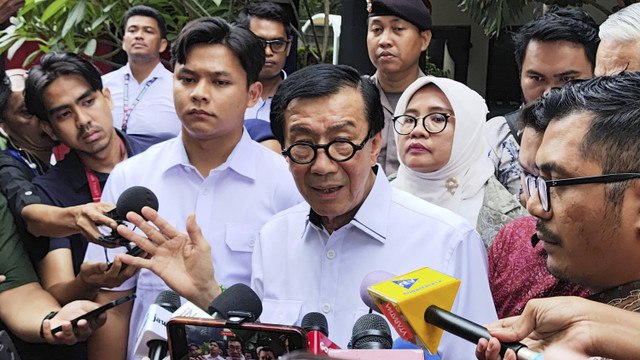 Mantan Menkumham Yasonna Laoly usai menjalani pemeriksaan sebagai saksi kasus korupsi Harun Masiku di Gedung Merah Putih KPK, Jakarta, Rabu (18/12/2024). Foto: Jonathan Devin/kumparan