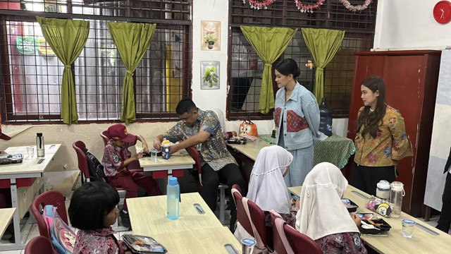 Wali Kota Medan Bobby Nasution tinjau uji coba makan bergizi gratis di SD N 064979 di Kecamatan Medan Sunggal pada Kamis (19/12/2024). Foto: Tri Vosa Fabiola Ginting/kumparan