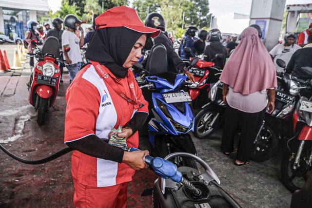 Petugas melayani pengisian bahan bakar minyak (BBM) pada kendaraan di salah satu SPBU Kamis (3/10/2024). Foto: ANTARA FOTO/Andri Saputra