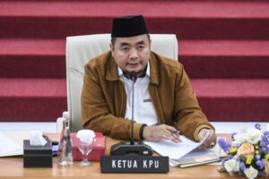 Ketua KPU Mochammad Afifuddin memimpin rapat pleno penetapan perolehan kursi dan penetapan calon terpilih anggota DPR dan DPD pada Pemilu 2024 di kantor KPU, Jakarta, Minggu (25/8/2024). Foto: Hafidz Mubarak/ANTARA FOTO