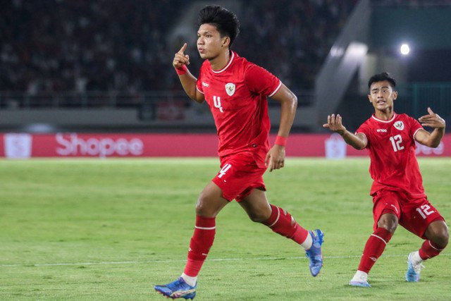 Selebrasi pemain Timnas Indonesia Kadek Arel Priyatna usai mencetak gol ke gawang Timnas Laos pada pertandingan Grup B Piala AFF 2024 di Stadion Manahan, Solo, Jawa Tengah, Kamis (12/12/2024). Foto: Mohammad Ayudha/ANTARA FOTO