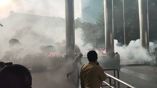 Massa demo tangkap Harun Masiku melempar batu dan melakukan vandalisme di Gedung Merah Putih KPK, Jakarta Selatan, Senin (23/12/2024). Foto: Jonathan Devin/kumparan