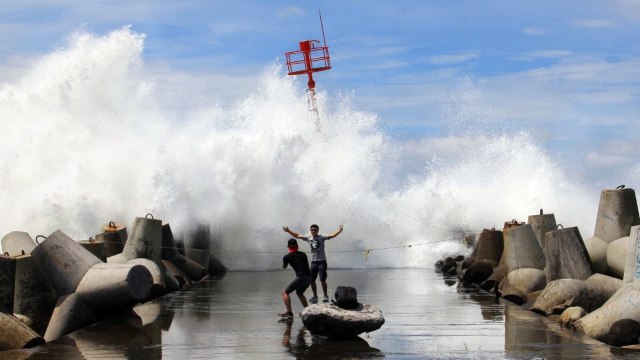 Ilustrasi gelombang tinggi Foto: Irfan Adi Saputra/kumparan