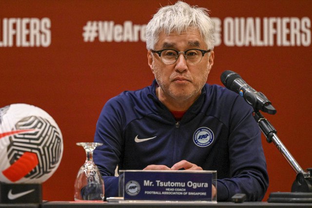 Pelatih Singapura Tsutomu Ogura menghadiri konferensi pers menjelang pertandingan sepak bola kualifikasi Piala Dunia FIFA 2026 antara Singapura dan Cina di Singapura pada 20 Maret 2024. Foto: Roslan Rahman/AFP