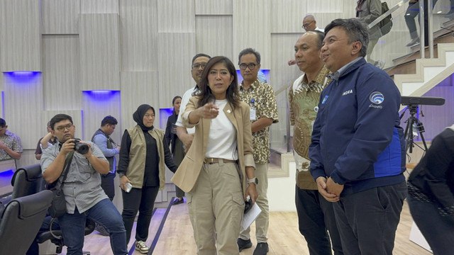 Menkomdigi, Meutya Hafid meninjau ruangan Pusat Monitoring Telekomunikasi (PMT) Komdigi jelang persiapan libur Natal dan tahun baru, Selasa (24/12/2024). Foto: Luthfi Humam/kumparan