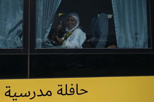 Jemaah haji Indonesia mengacungkan jempol dari dalam bus saat menuju Makkah di Mina, Makkah, Arab Saudi, Selasa (18/6/2024). Foto: Sigid Kurniawan/ANTARA FOTO