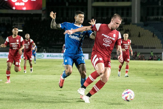 Pemain Persis Solo Eduardi Lacke Kunde berebut bola dengan pemain Persib Bandung Ciro Alves pada pertandingan Liga 1 di Stadion Manahan, Solo, Jawa Tengah, Minggu (29/12/2024). Foto: Mohammad Ayudha/ANTARA FOTO