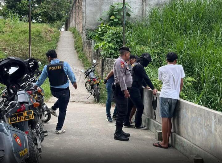 Polisi saat Patroli di Gang Bajigur, Kecamatan Siantar Martoba, Kota Pematangsiantar. Foto: Dok. Humas Polres Pematangsiantar.