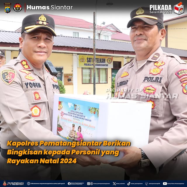 Kapolres Pematangsiantar saat memberikan Bingkisan Kepada Personil. Foto: Dok. Instagram Humas Polres Siantar.