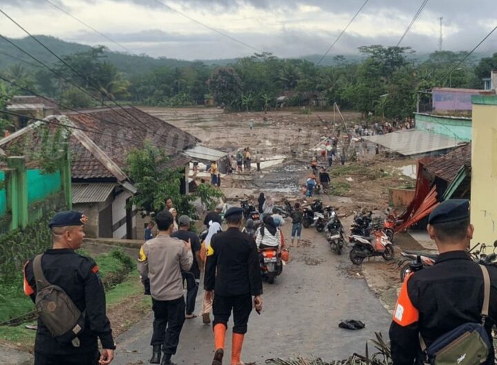 Tim SAR Brimob Polda Jabar saat melakukan Evakuasi dan Penanggulangan Bencana Alam. Foto: Humas Korp Brimob Polri.