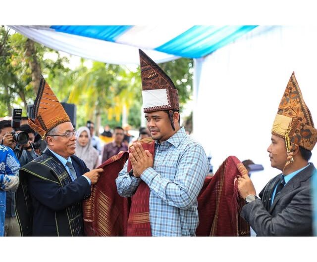 Walikota Medan Bobby Nasution saat dikenakan pakaian Adat dan Budaya Simalungun. Foto: Dok. Pemko Medan.