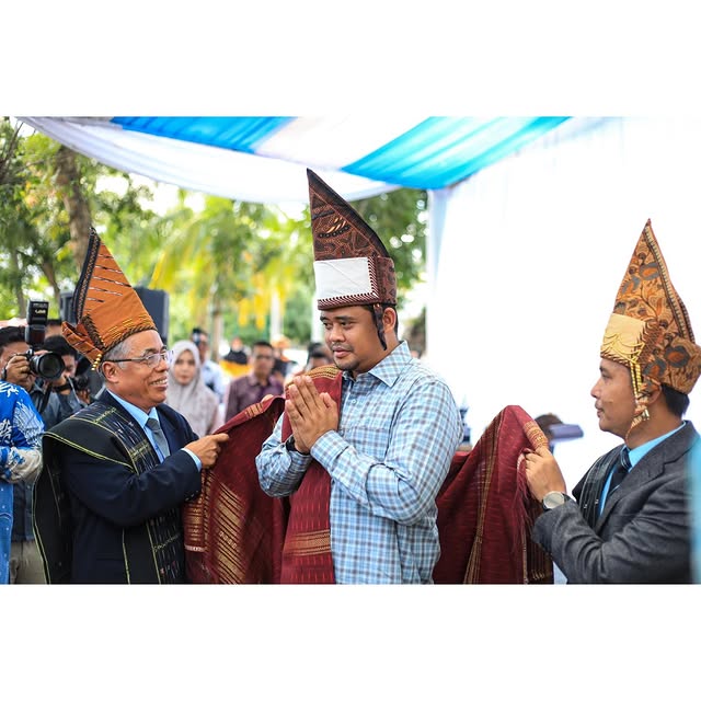 Walikota Medan Bobby Nasution saat dikenakan pakaian Adat dan Budaya Simalungun. Foto: Dok. Pemko Medan.