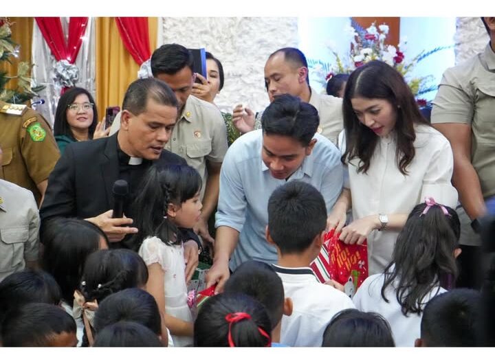 Wakil Presiden Republik Indonesia Gibran Rakabuming Raka saat memberikan hadiah Natal kepada Anak-anak di Gereja HKBP Resort Medan IV Sumatera Utara. Foto: Dok. Istimewa.