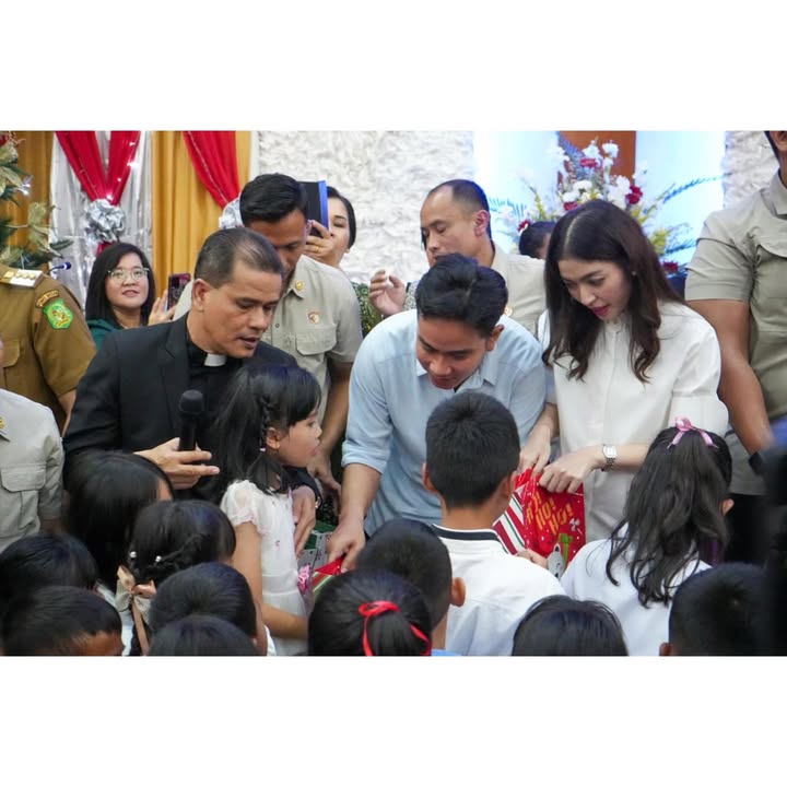 Wakil Presiden Republik Indonesia Gibran Rakabuming Raka saat memberikan hadiah Natal kepada Anak-anak di Gereja HKBP Resort Medan IV Sumatera Utara. Foto: Dok. Istimewa.