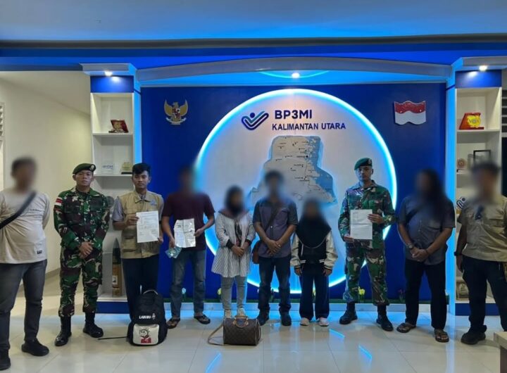 Satgas Pamtas Yonarmed 11 Kostrad bersama Satgas Catur Bais TNI dan Satgas Intel Kodam VI/Mulawarman berhasil menggagalkan keberangkatan tiga Calon Pekerja Migran Indonesia (CPMI) illegal ke Malaysia. Foto: Dok. Penkostrad