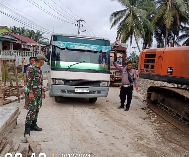 Pengamanan dan pengaturan lalu lintas yang melibatkan personel Polsek Tanah Jawa. Foto: Dok. Polres Simalungun.