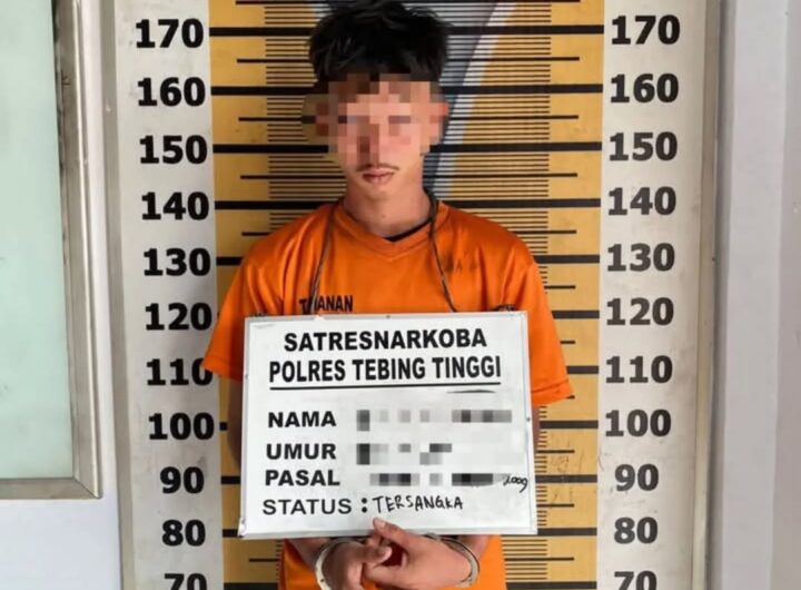 Tersangka MRH (19) saat berada di Kantor Sat Resnarkoba Polres Tebing Tinggi, tangan diborgol dan mengenakan baju Tahanan Orange. Foto: Dok. Polres Tebing Tinggi.