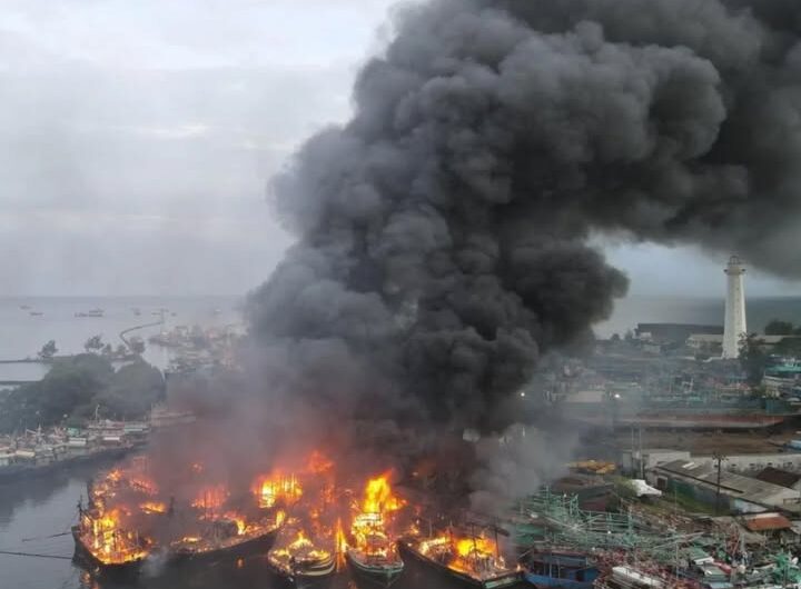 Kebakaran Kapal di Pelabuhan Pelindo, Tegalsari, Kota Tegal. Foto: Dok. Puspentni