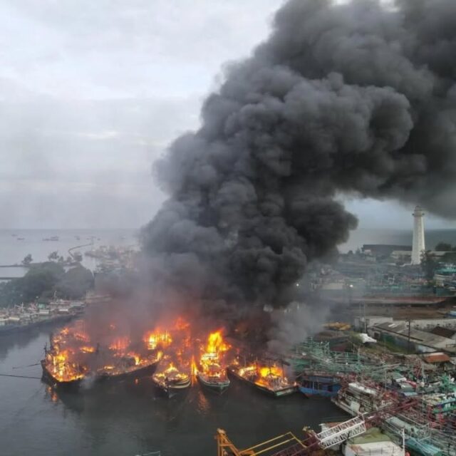 Kebakaran Kapal di Pelabuhan Pelindo, Tegalsari, Kota Tegal. Foto: Dok. Puspentni