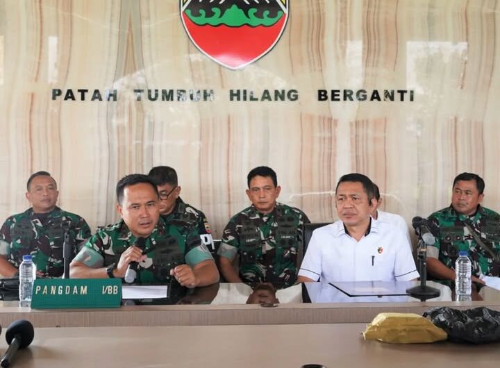 Pangdam I/BB, Mayjen TNI Rio Firdianto, dalam konferensi pers yang digelar di Aula AH. Nasution, Lantai I Makodam I/BB pada Jumat (27/12/2024). Foto: Dok. Kodam I/BB