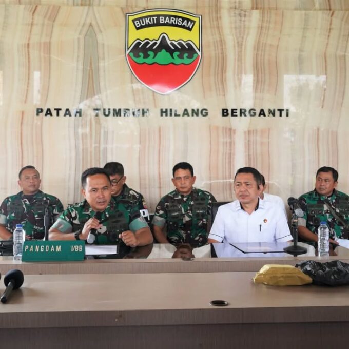 Pangdam I/BB, Mayjen TNI Rio Firdianto, dalam konferensi pers yang digelar di Aula AH. Nasution, Lantai I Makodam I/BB pada Jumat (27/12/2024). Foto: Dok. Kodam I/BB