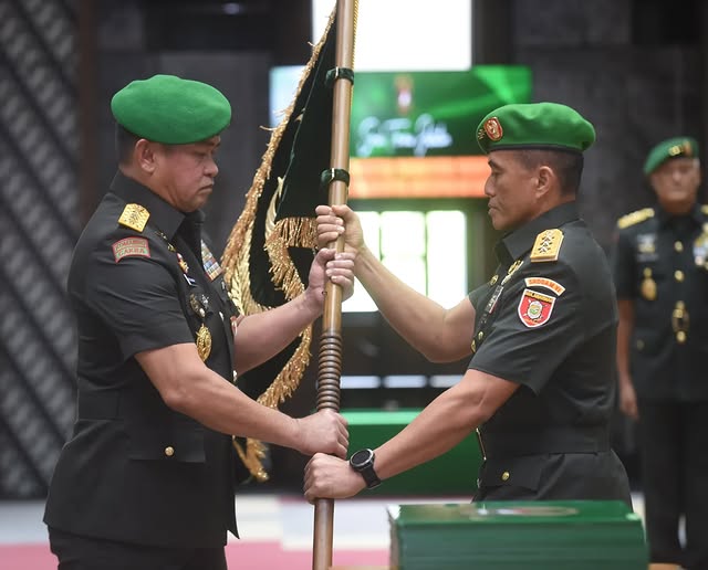 Kepala Staf Angkatan Darat (Kasad), Jenderal TNI Maruli Simanjuntak, M.Sc., memimpin upacara serah terima delapan jabatan strategis di lingkungan TNI AD. Foto: Dok. TNI AD.