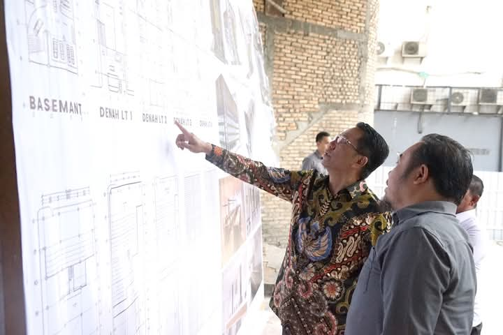 Menteri Hukum Supratman Andi Agtas meninjau langsung progres pembangunan gedung baru Kantor Wilayah Kementerian Hukum Sumatera Utara pada Sabtu (4/1/2025). Foto: Dok. Kanwil Kemenkumham Sumut.