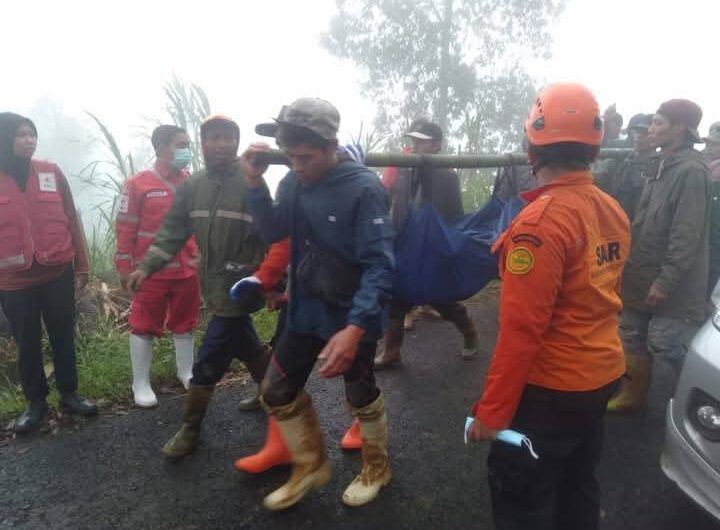 Evakuasi Salah satu Korban Longsor. Foto: Istimewa.