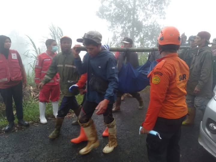 Evakuasi Salah satu Korban Longsor. Foto: Istimewa.