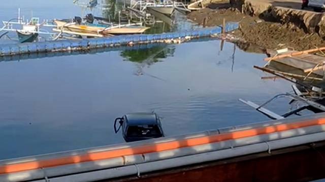 Mobil sedan yang terjun ke dalam sungai Mahakam di bawah Jembatan Megawati di Kota Manado, Sulawesi Utara, Kamis (2/1/2025).