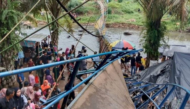 Suasana jembatan gantung usai putus yang berada di tempat wisata Sungai Malus, Kelurahan PEtanang, Kecamatan Lubuklinggau Utara 1, kota Lubuklinggau. Foto : Istimewa