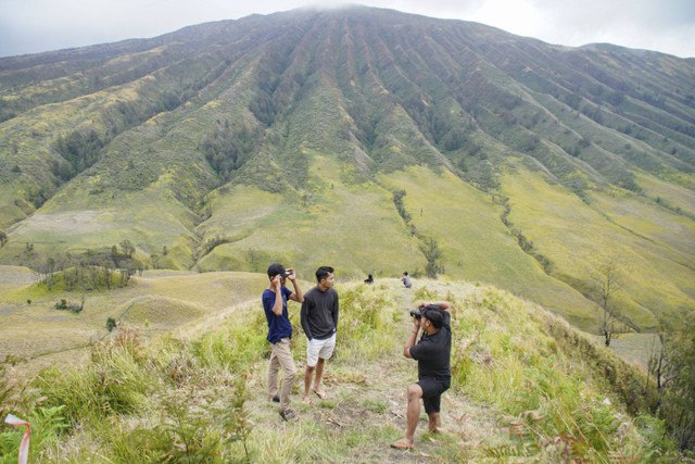 Wisatawan berfoto di kawasan Taman Nasional Bromo Tengger Semeru (TNBTS), Lumajang, Jawa Timur, Minggu (3/11/2024). Foto: Irfan Sumanjaya/ANTARA FOTO