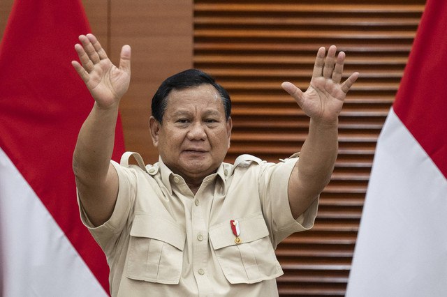 Presiden Prabowo Subianto melambaikan tangan usai menyampaikan keterangan pers terkait kenaikan tarif Pajak Pertambahan Nilai (PPN) di Kantor Kementerian Keuangan, Jakarta, Selasa (31/12/2024). Foto: Aprillio Akbar/ANTARA FOTO