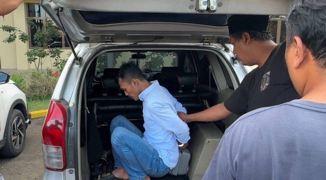 Polisi menangkap Ajat Supriatna (32) warga Jatiuwung, Kota Tangerang, penyewa mobil rental milik korban penembakan di Tol Tangerang diamankan polisi, Jumat (3/1/2025). Foto: Dok. Polres Pandeglang