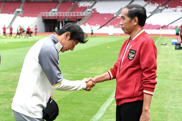 Presiden Jokowi bersalaman dengan pelatih Timnas Indonesia, Shin Tae Yong, di Stadion Utama Gelora Bung Karno, Senayan, Jakarta, Sabtu (1/4/2023). Foto: Kris/Biro Pers Sekretariat Presiden