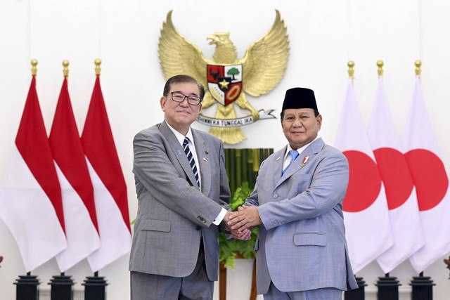 Presiden Republik Indonesia Prabowo Subianto berjabat tangan dengan menteri Perdana Menteri Jepang Shigeru Ishiba tiba di Istana Bogor, Kota Bogor, Jawa Barat, Sabtu (11/1/2025). Foto: Muchlis Jr/Biro Pers Sekretariat Presiden