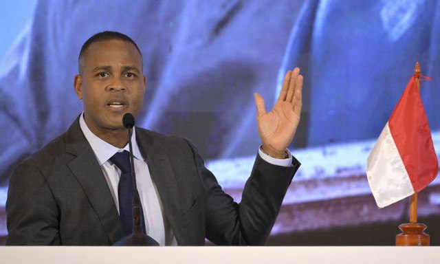 Pelatih Timnas Indonesia Patrick Kluivert memberikan keterangan kepada media saat acara perkenalan Pelatih Baru Timnas Indonesia di Jakarta, Minggu (12/1/2025). Foto: Bay Ismoyo/AFP