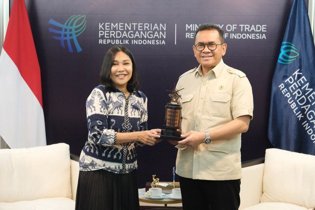 Menteri Perdagangan (Mendag) Budi Santoso (kanan) bertemu dengan Direktur Utama Peruri Dwina Septiani Wijaya (kiri). Foto: Peruri/Kemendag